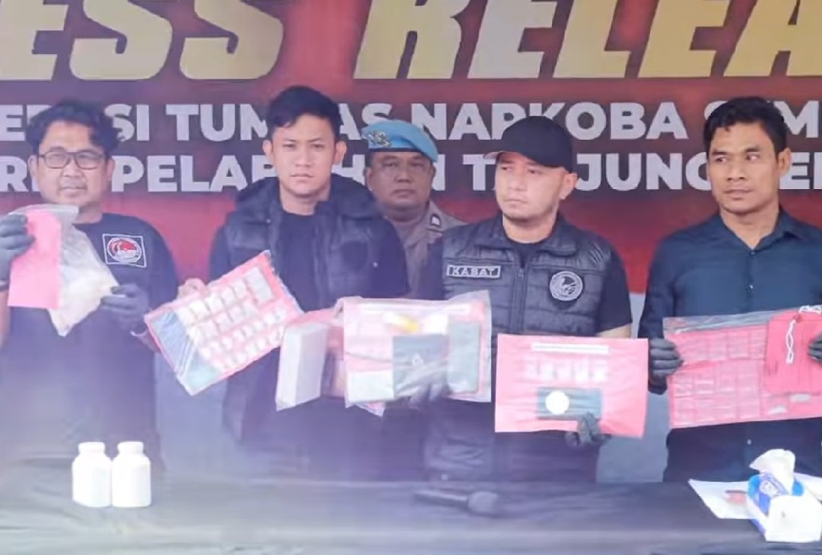 Barang bukti narkoba jenis sabu seberat 35,43 gram dan pil koplo atau dobel L sebanyak 6.516 butir (Humas Polres Pelabuhan Tanjung Perak Surabaya for jatimnow.com)