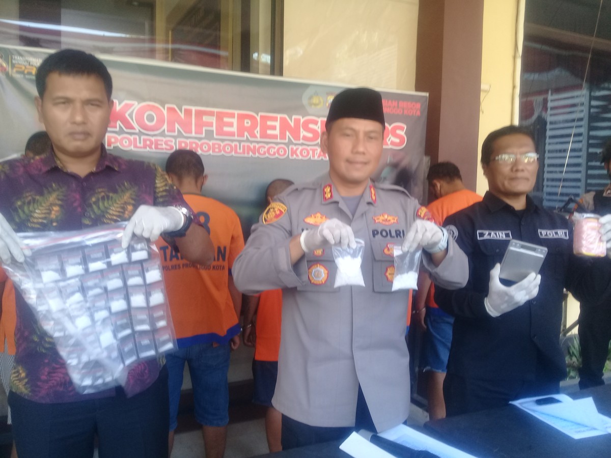 Satreskoba Polres Probolinggo Kota menunjukkan barang bukti 156 gram narkoba jenis sabu. (Foto: Mahfud Hidayatullah/jatimnow.com)