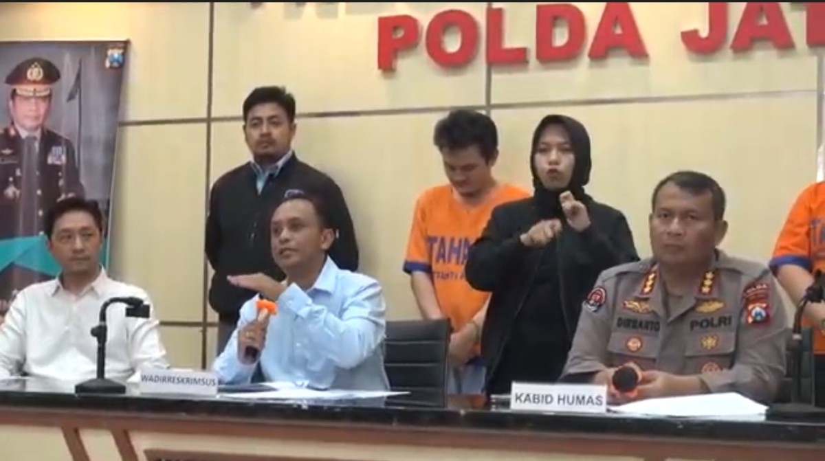 Tersangka diamankan di Mapolda Jatim. (Foto: Humas Polda Jatim)