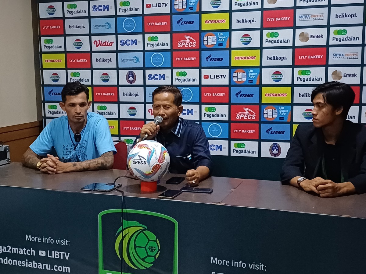 Presscon usai pertandingan Persela Vs Persijap, Coach Djanur memberikan apresiasi atas kemenangan Persela. (Foto : Adyad Ammy Iffansah/jatimnow.com)