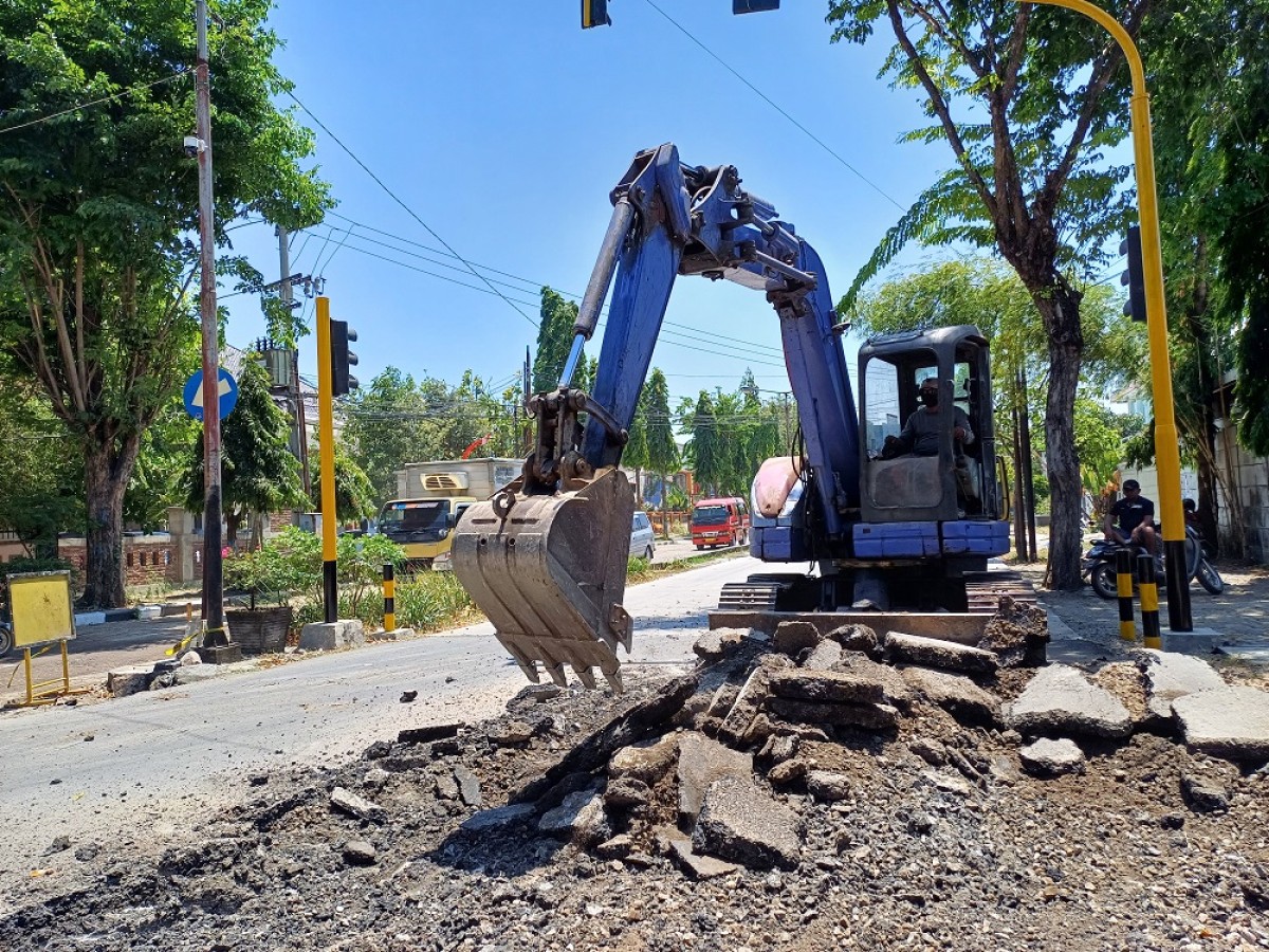 Proses pengerukan Jalan Kusuma Bangsa Lamongan. (Foto : Adyad Ammy Iffansah/jatimnow.com)