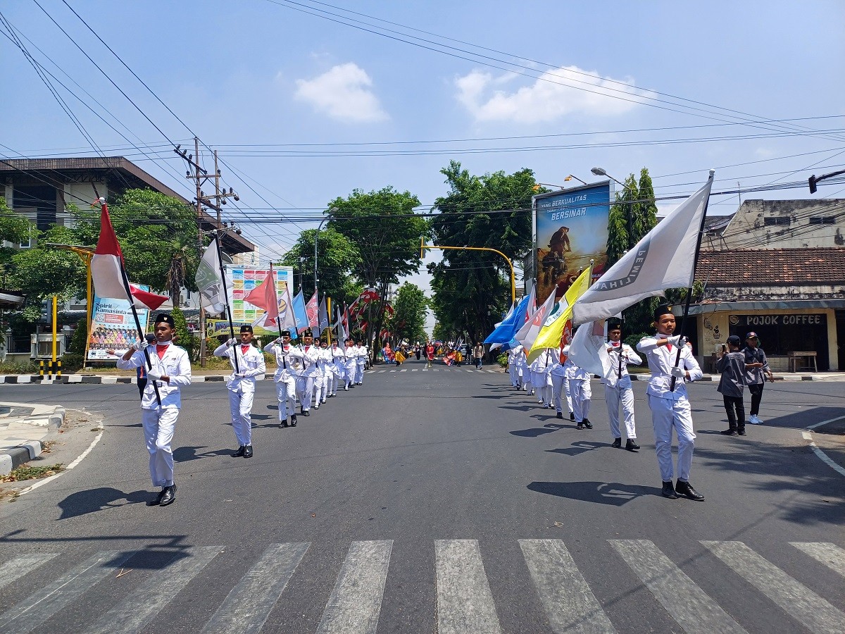 Kirab bendera KPU RI di Lamongan dari Kantor KPU Lamongan menuju Pendopo Lokantantra. (Foto : Adyad Ammy Iffansah/jatimnow.com)
