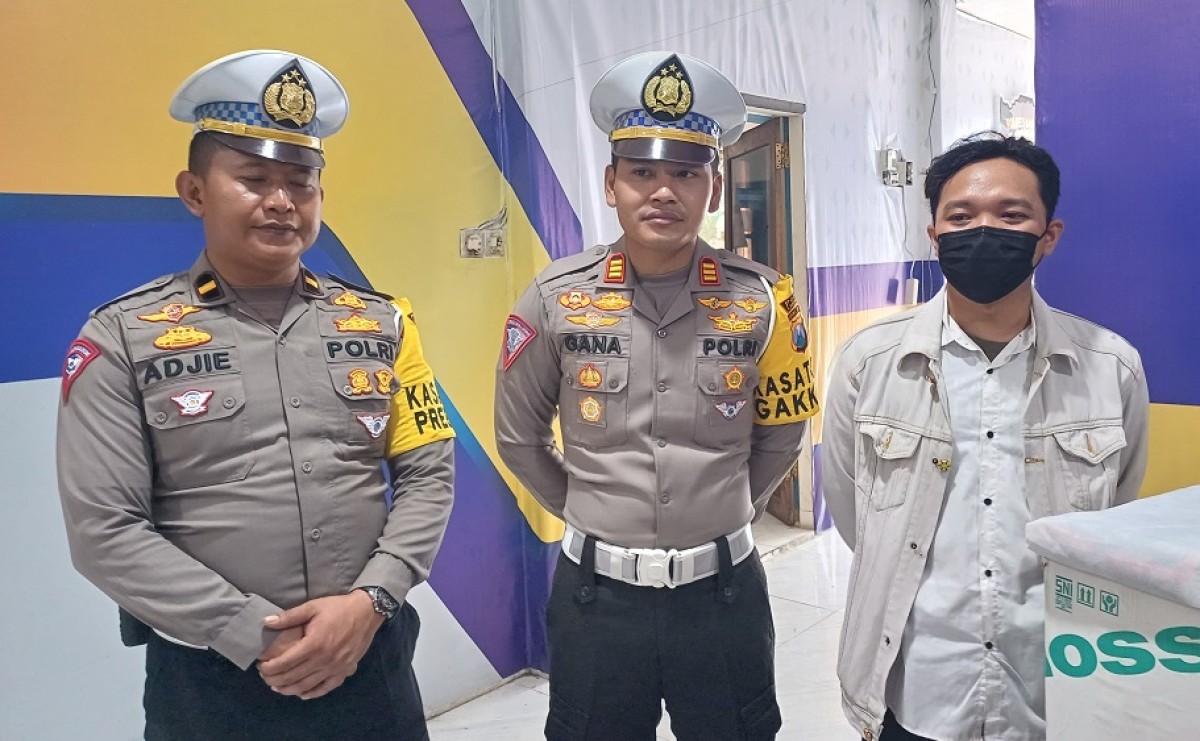 Sosok pemotor viral adang bus lawan arah di Lamongan bersama Kasat Lantas Polres Lamongan AKP Gana. (Foto: Adyad Ammy Iffansah/jatimnow.com)