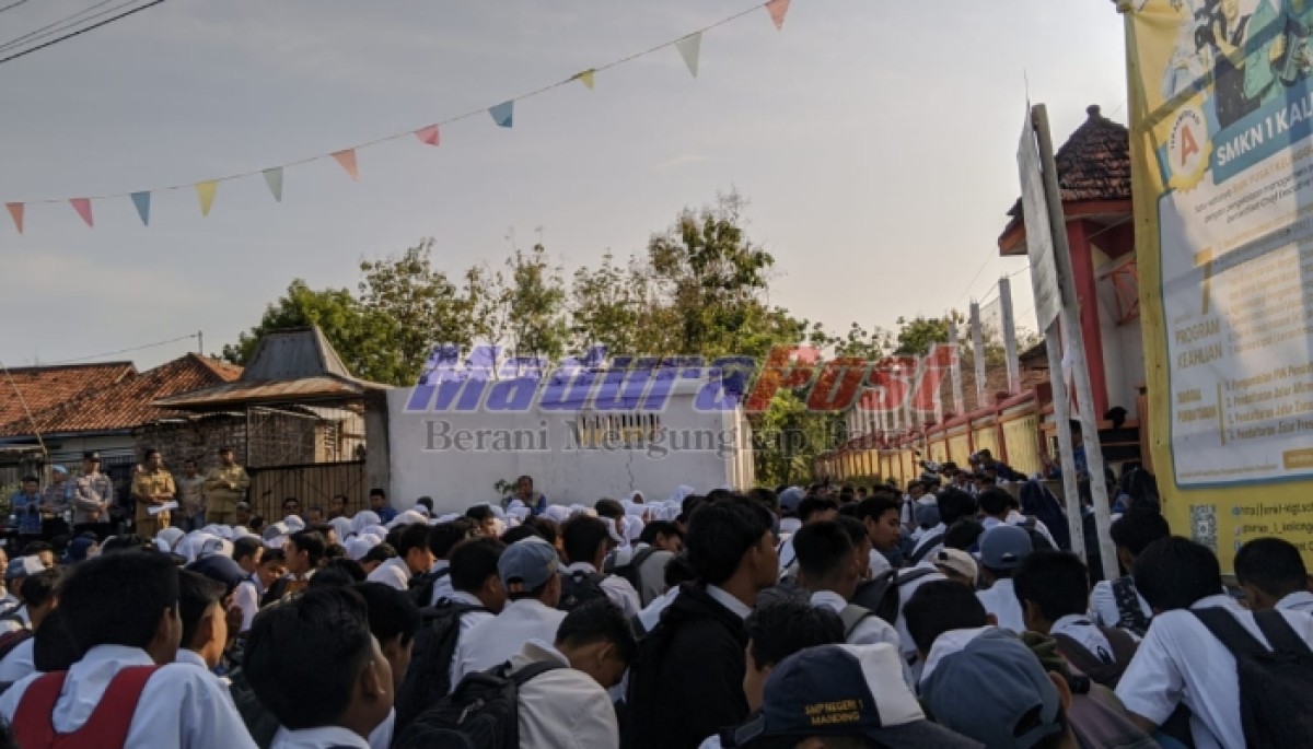 Ratusan siswa tidak masuk ke sekolah karena disegel ahli waris (Foto: Junaidi for jatimnow.com)