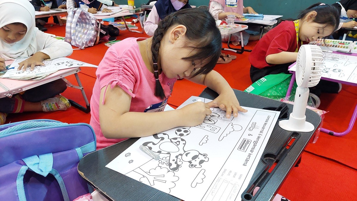 Salah satu peserta berusaha menyelesaikan tugasnya. (dok. jatimnow.com)