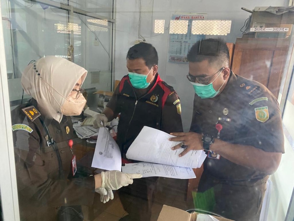 Petugas dari Kejari Ponorogo saat melakuka pemeriksaan Balai Desa Sawoo. (Foto: Kejari Ponorogo for jatimnow.com)