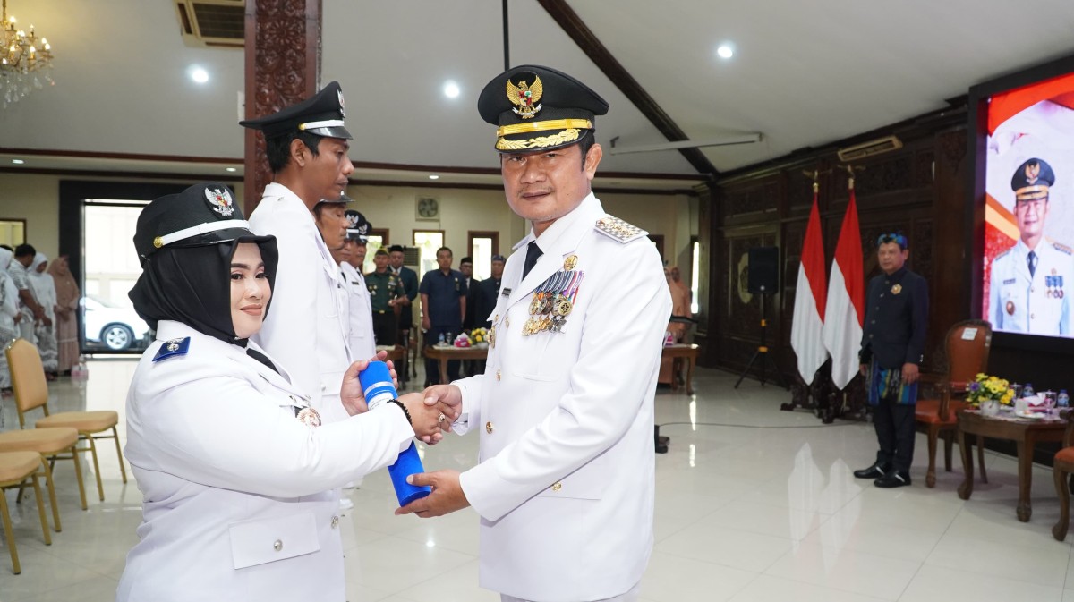 Bupati Lamongan, Yuhronur Efendi saat melantik kades PAW. (Foto: Humas Pemkab Lamongan for jatimnow.com)
