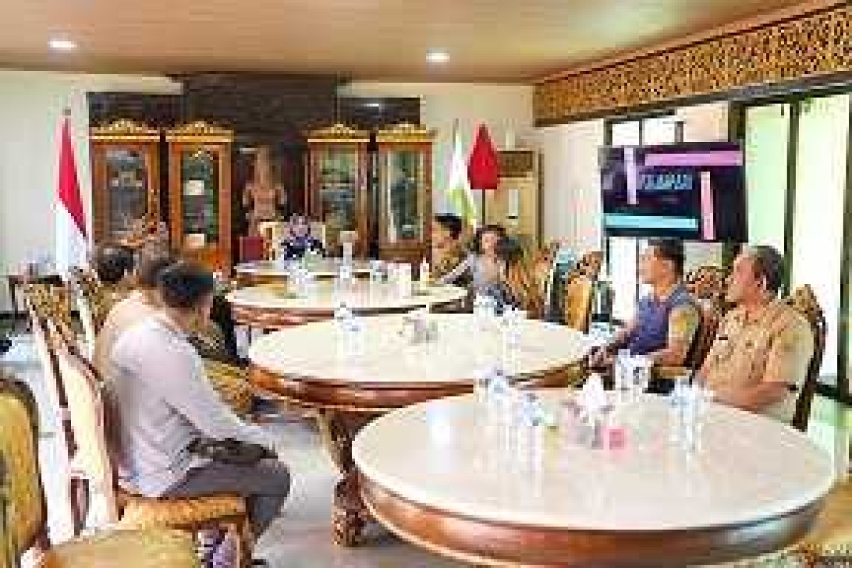 Didit, inisiator Telusur Education Center, di hadapan tim juri. (Foto: Kominfo Mojokerto for jatimnow.com)