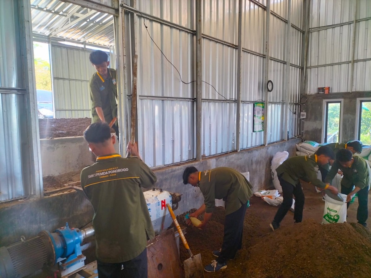 Siswa SMK 1 Pemda Ponorogo saat mengolah kotoran sapi. (Foto: Ahmad Fauzani/jatimnow.com)