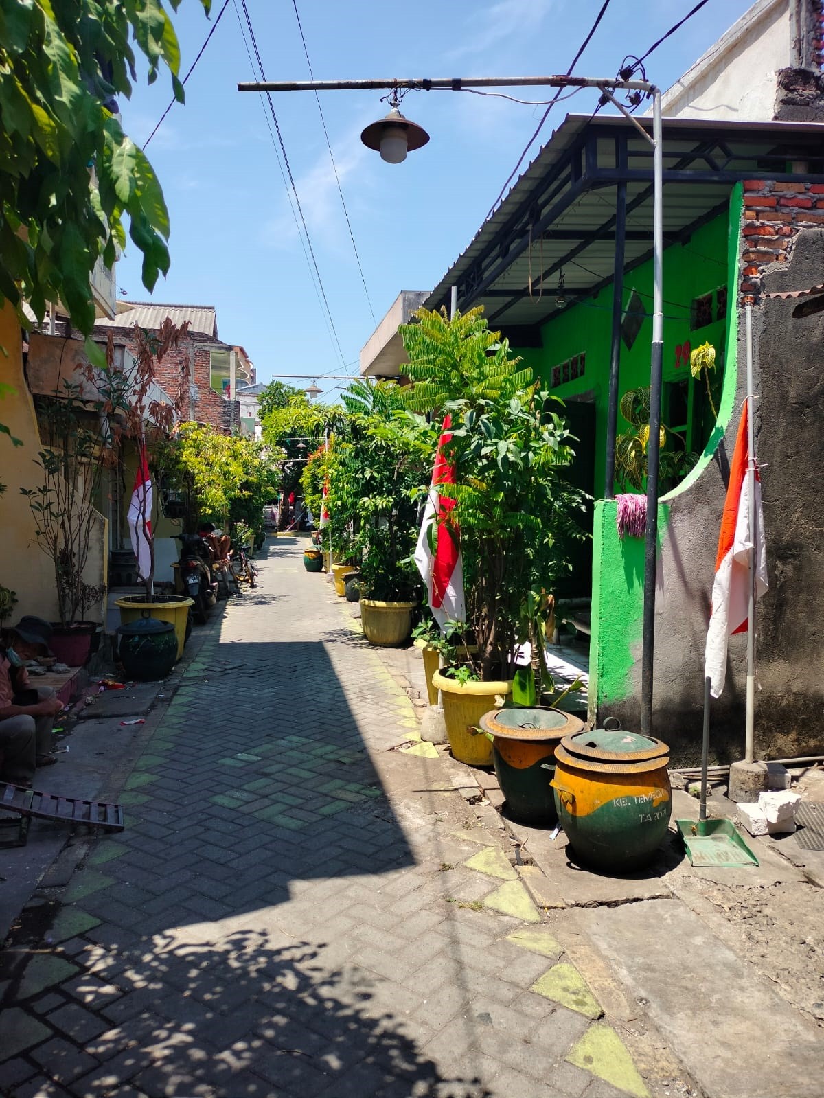 Pengibaran bendera setengah tiang. (Foto: Haryo Agus/jatimnow.com)