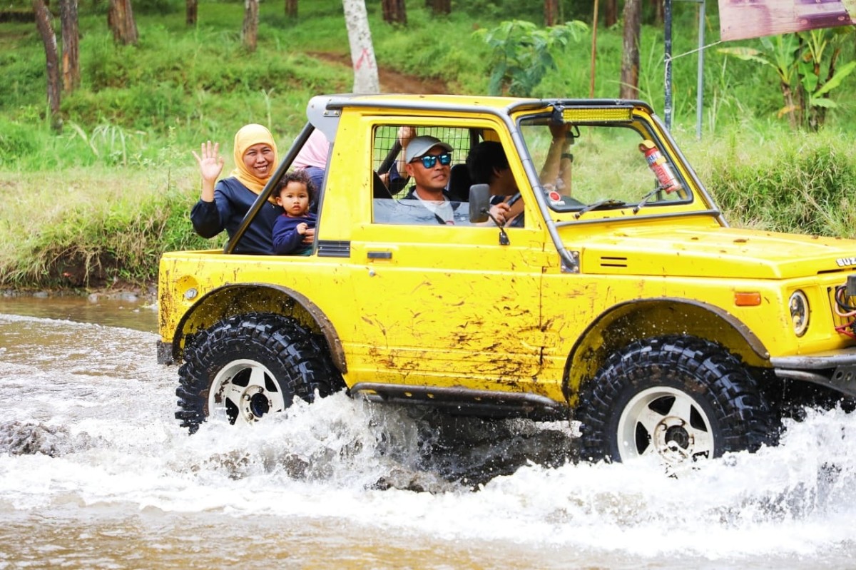Moment Khofifah menyusuri Bukit Jengkoang, Batu (foto: Humas Pemprov Jatim for jatimnow.com)