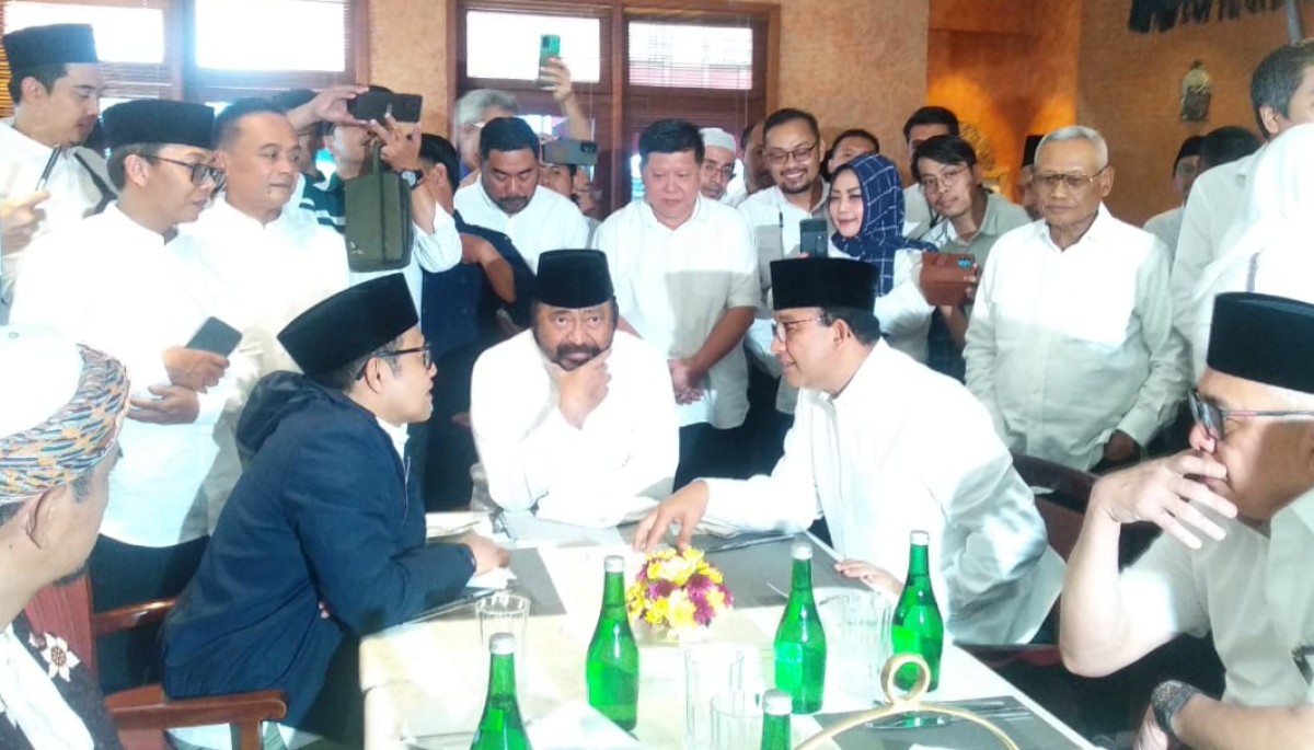Surya Paloh bersama Anies-Muhaimin saat jelang deklarasi di Hotel Majapahit, Surabaya. (Foto: Haryo Agus/jatimnow.com)