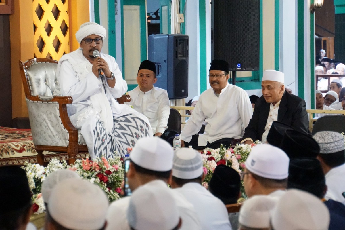 Gus Ipul bersama para ulama saat mengikuti haul KH. Abdul Hamid yang ke-42. (Foto: Humas Pemkot Pasuruan for jatimnow.com)