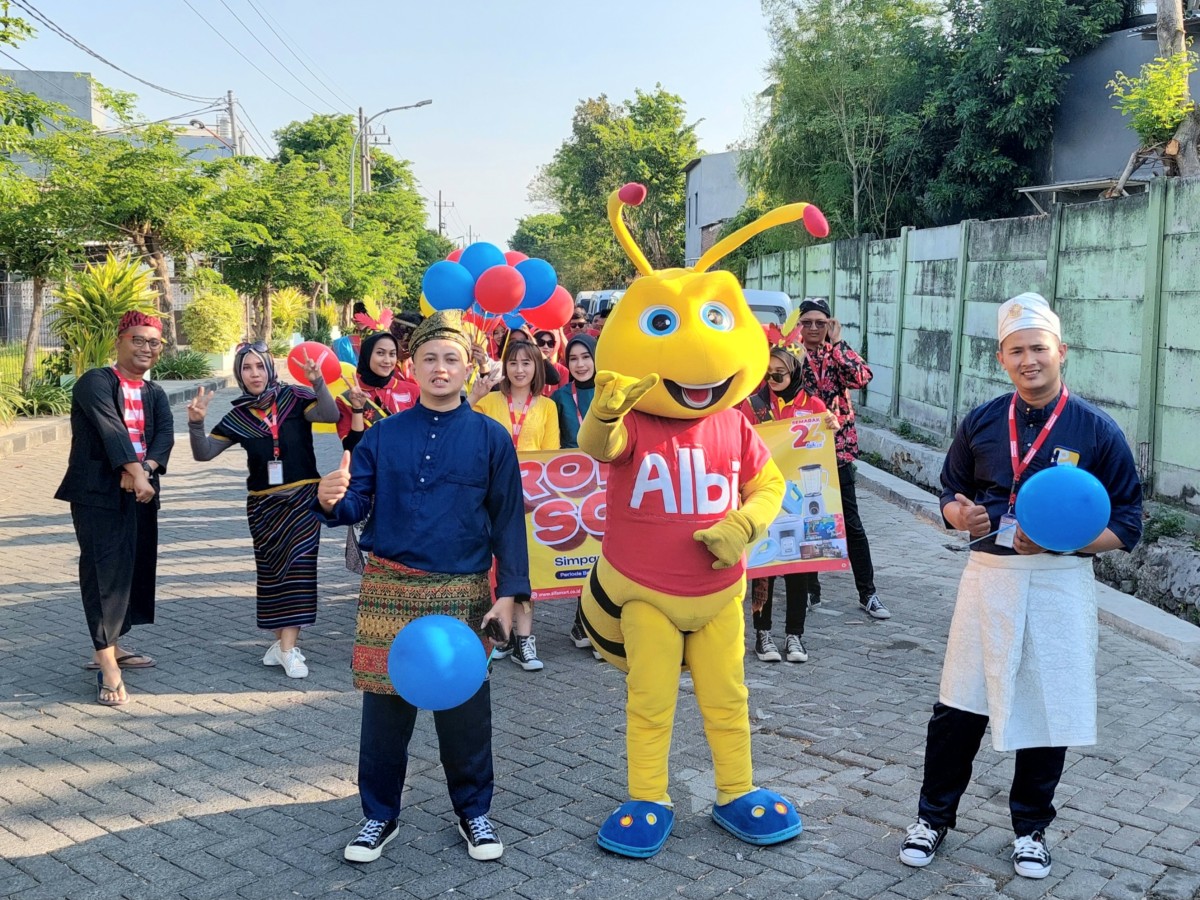 Badut ALBI bersama rombongan Alfamart. (Foto: Alfamart for jatimnow.com)