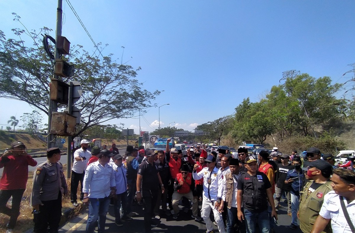 Ratusan Massa Blokade Akses Suramadu, Buntut Tetesan Air Garam dan Solar di Bangkalan