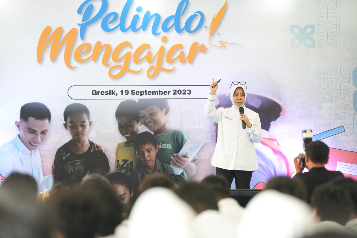 Direktur Teknik PT Pelindo Terminal Petikemas, Dothy, saat memotivasi siswi SMA dalam program Pelindo Mengajar. (Foto: Pelindo Terminal Petikemas/jatimnow.com)