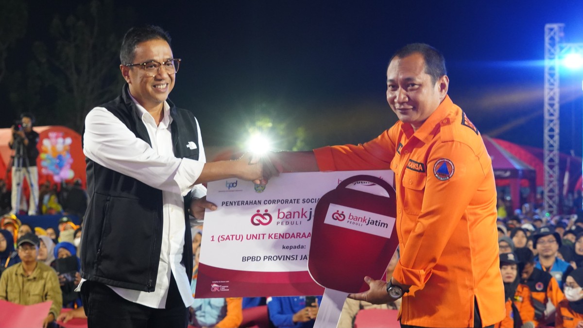 Bank Jatim menyerahkan bantuan CSR kepada BPBD Jatim berupa mobil operasional. (Foto: Bank Jatim for jatimnow.com).