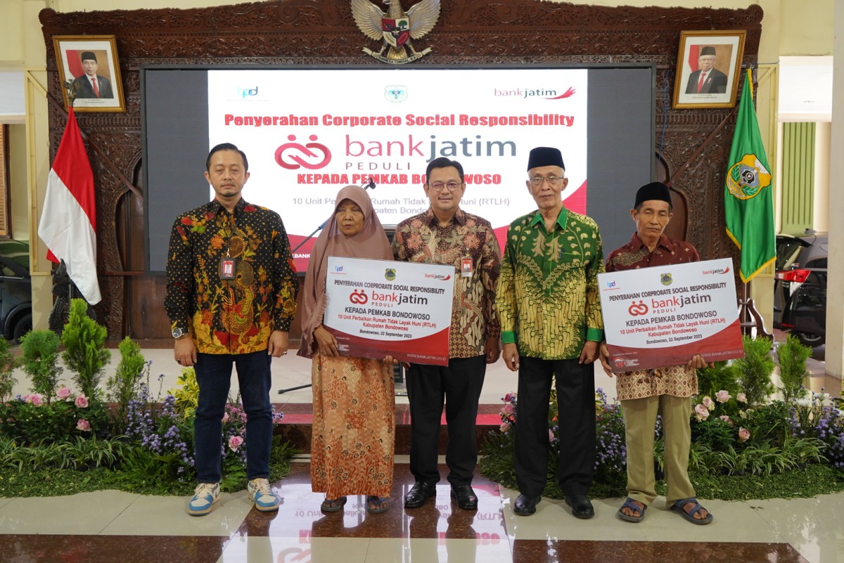 Tingkatkan Kesejahteraan Masyarakat, Bank Jatim Serahkan CSR Rehabilitasi RTLH pada Pemkab Bondowoso