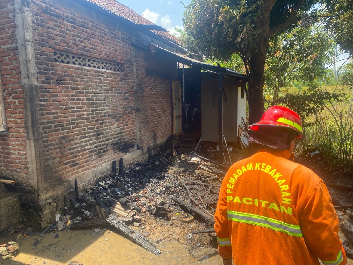 Kebakaran gudang kayu milik Ketua Bawaslu Pacitan (Foto: Polsek Pacitan/jatimnow.com)