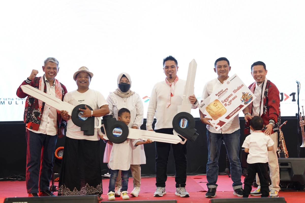 Direktur Utama PT Semen Gresik, Muchamad Supriyadi (paling kiri) saat memberikan hadiah doorprize berupa sepeda motor sebagai apresiasi bagi para pemenang program spot selling atas pembelian semen kantong terbanyak di The Sunan Hotel Solo, Jawa Tengah, pa