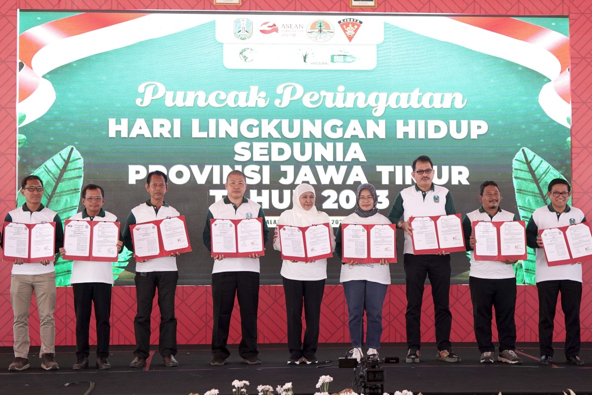 Gubernur Jawa Timur, Khofifah Indar Parawansa melaksanakan penandatanganan Nota Kesepahaman dengan Direktur Utama SIG, Donny Arsal. (Foto: Humas Humas SIG for jatimnow.com)