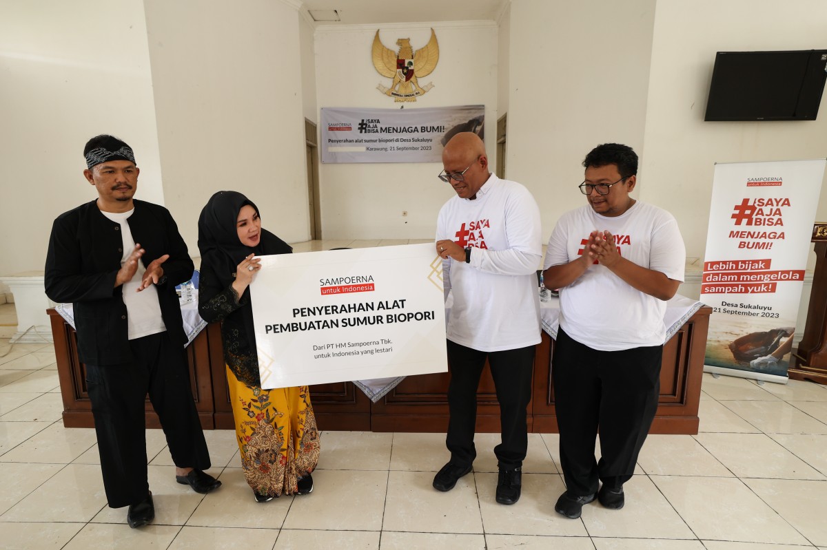 Kepala Urusan Eksternal PT HM Sampoerna Tbk. (Sampoerna), Ishak Danuningrat (kedua dari kanan), secara simbolis menyerahkan alat  sumur biopori kepada Kepala Desa Sukaluyu Lina Herlina (kedua dari kiri) di Karawang, Jawa Barat, Kamis (21/9/2023). (Foto: H