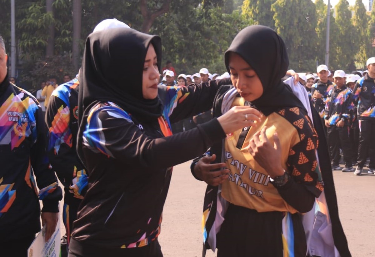 Bupati Ikfina saat melepas keberangkatan 444 atlet di Pendapa Graha Maja Tama (GMT), Pemkab Mojokerto. (Foto: Kominfo Pemkab Mojokerto)