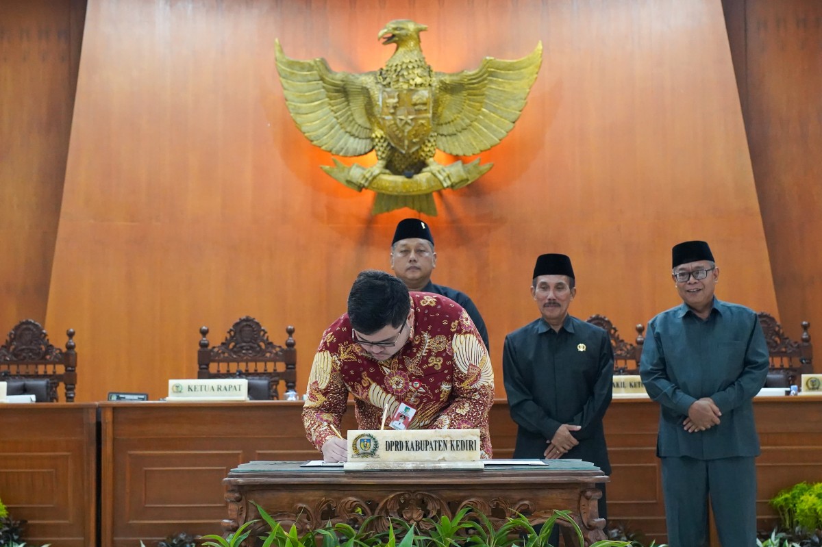 Mas Dhito dalam penandatanganan Raperda Perumda BPR Bank Daerah. (Foto: Humas Pemkab Kediri for jatimnow.com)