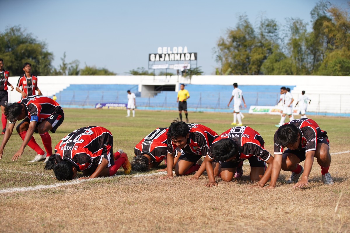 Tim sepak bola Kabupaten Kediri melakukan selebrasi di laga terakhir. (Foto: KONI for jatimnow.com)