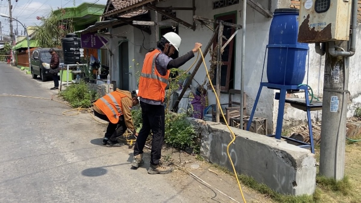 Tim ITS melakukan pengecekan geolistrik di Tempurejo. (Foto: Yanuar Dedy/jatimnow.com)