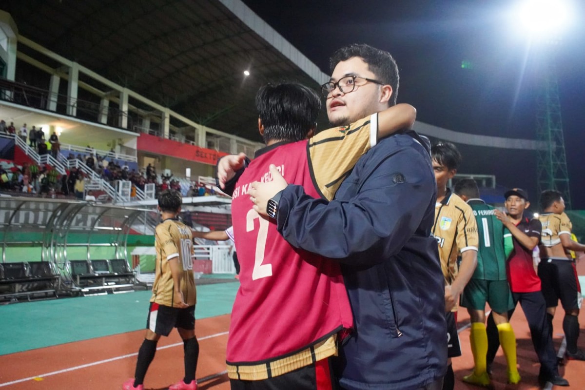Mas Dhito saat memberikan dukungan langsung untuk tim sepak bola Kabupaten Kediri. (Foto: Humas Pemkab Kediri/jatimnow.com)