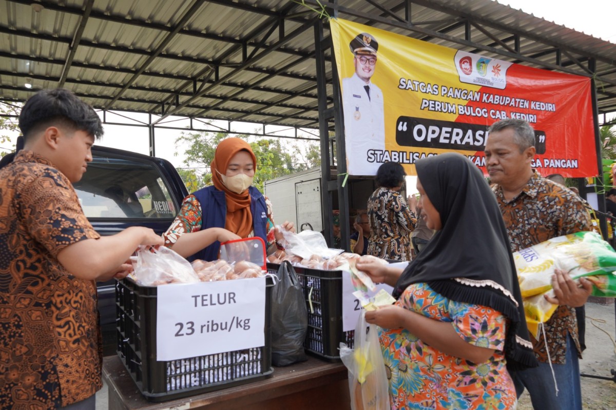Suasana operasi pasar di Badas. (Foto: Humas Pemkab Kediri/jatimnow.com)