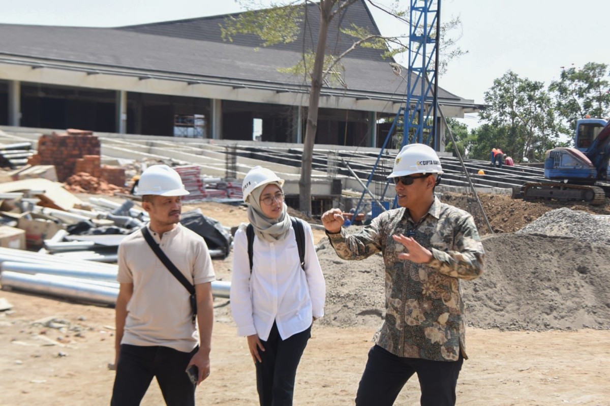 Wali Kota Kediri Abdullah Abu Bakar (kanan) saat meninjau revitalisasi Alun-alun Kota Kediri. (Foto : Pemkot Kediri for jatimnow.com)