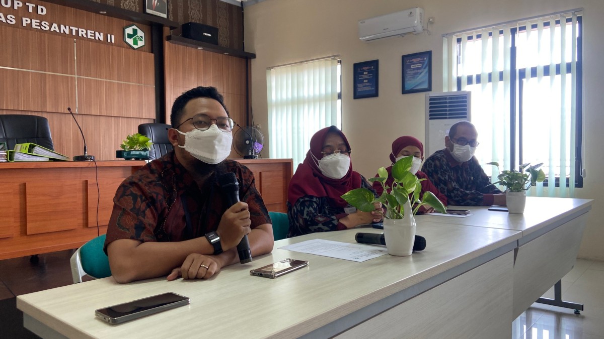 dr Bayu Rachmawan memberikan penjelasan terkait riwayat ibu dan anak yang meninggal di Kediri. (Foto: Yanuar Dedy/jatimnow.com)