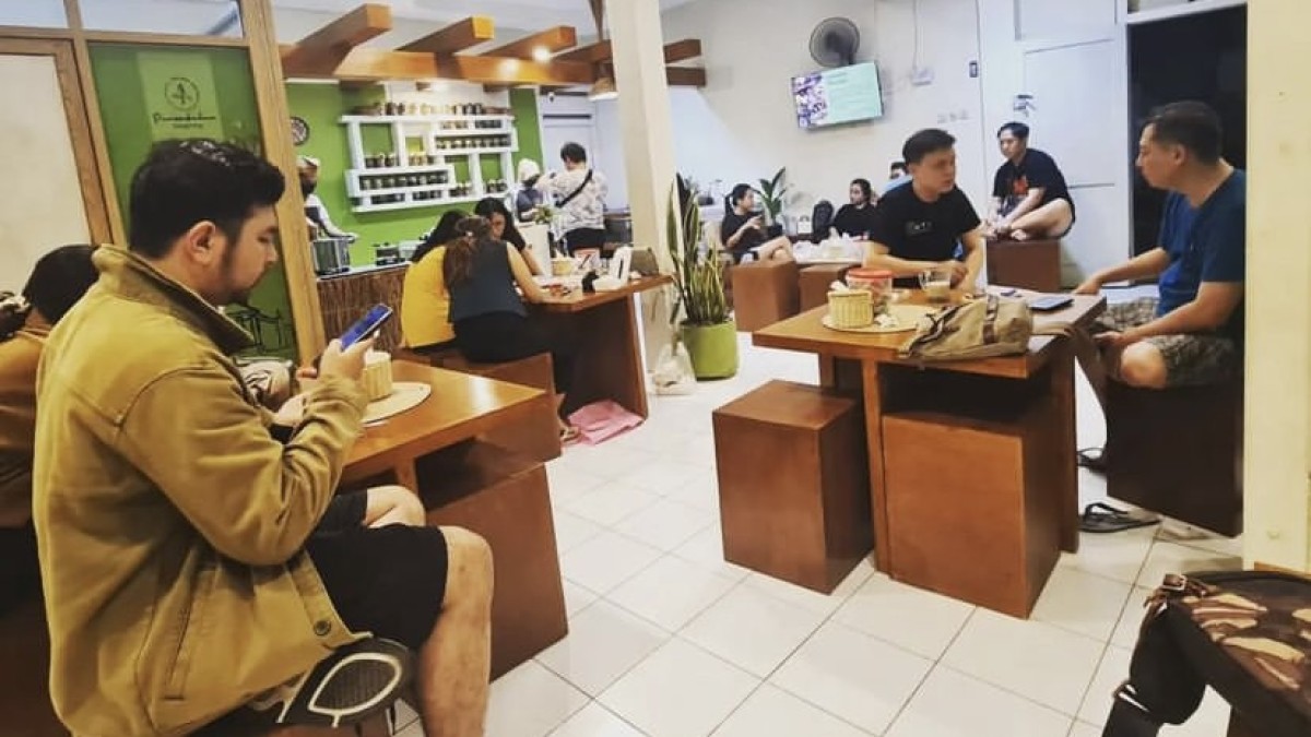 Pengunjung menikmati sajian di kedai sehat Panembahan Songennep Kediri. (Instagram @panembahansongennep)