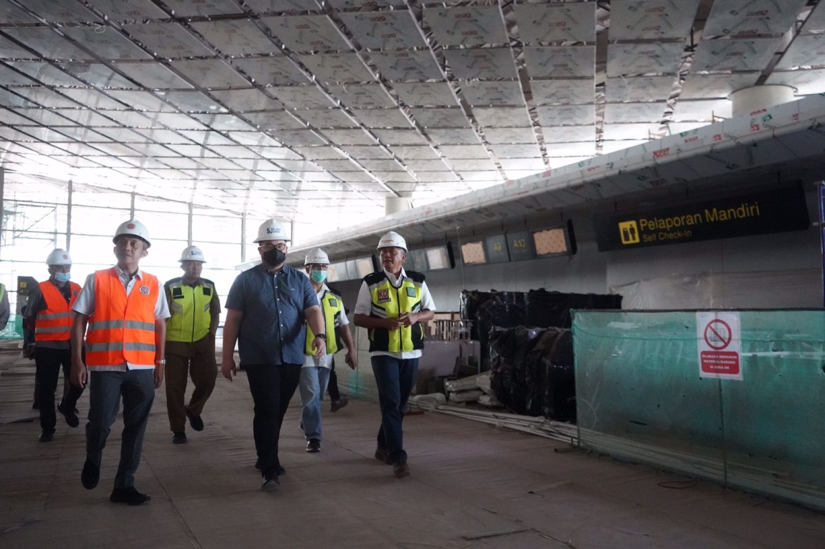 Direktur PT Surya Dhoho Investama (SDHI) Maksin Arisandi bersama Mas Dhito di Bandara Dhoho. (Foto: Pemkab Kediri Kediri/jatimnow.com)