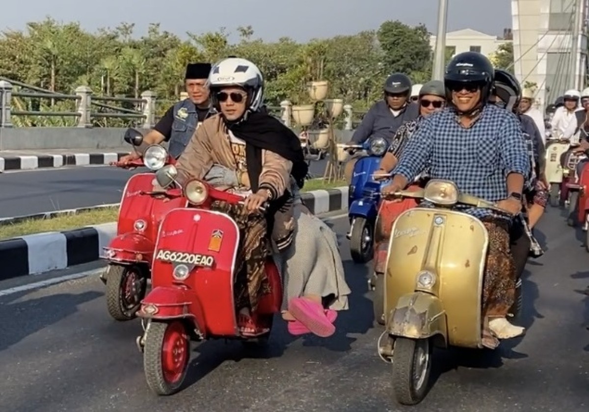 Gus Iqdam Gus Iqdam naik Vespa menuju Kediri Scooter Festival (KSF) 6 di GOR Jayabaya Kota Kediri. (Foto: Yanuar Dedy/jatimnow.com)