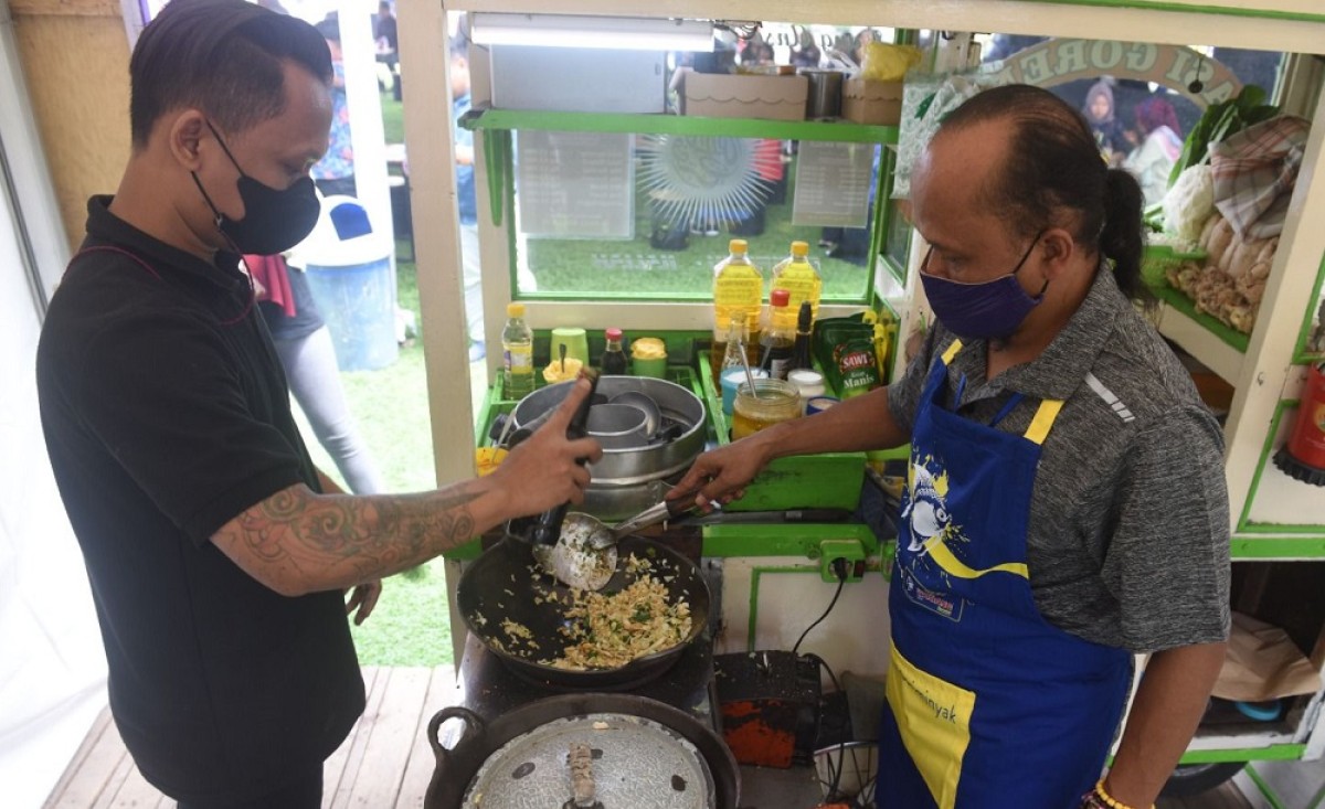 Nasi goreng arang di Street Food Festival Explorasa 2023. (Foto: Pemkot Kediri for jatimnow.com)