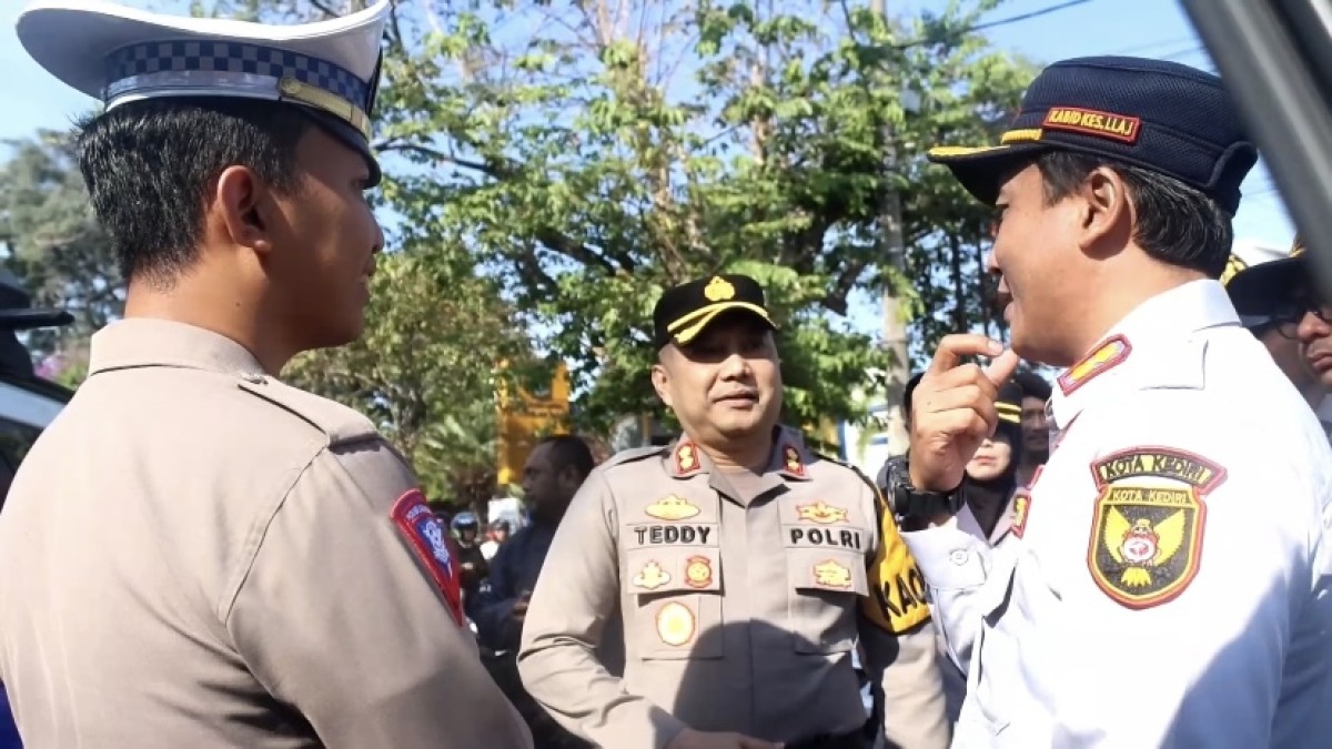 Kapolres Kediri Kota, AKBP Teddy Chandra cek kesiapan anggota dan sarana prasarana. (Foto: Yanuar Dedy/jatimnow.com)