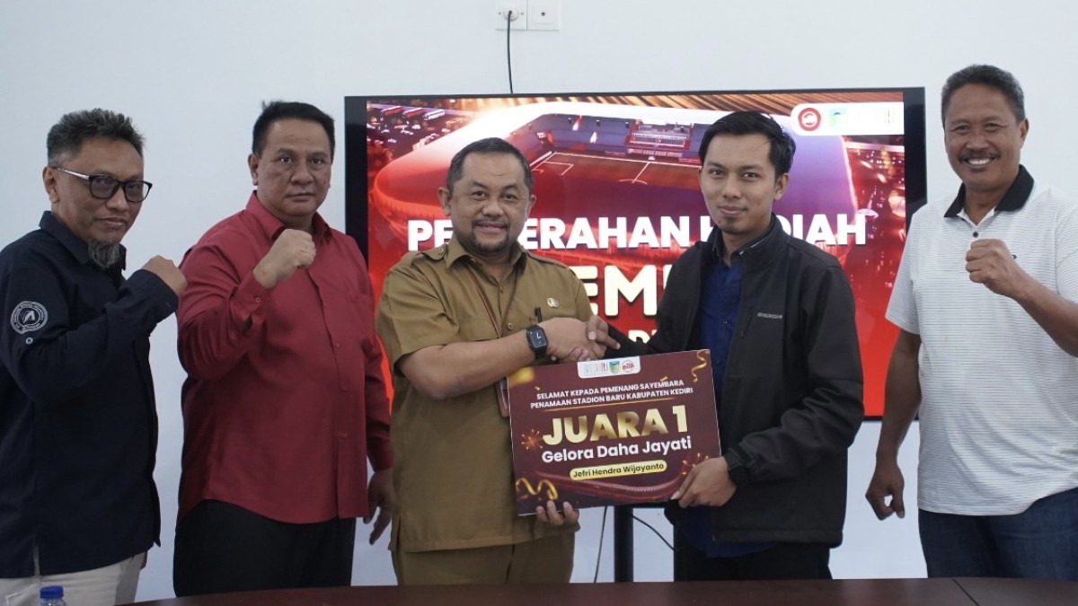Penyerahan hadiah pemenang lomba sayembara nama stadion baru Kabupaten Kediri. (Foto: Humas Pemkab Kediri/jatimnow.com)