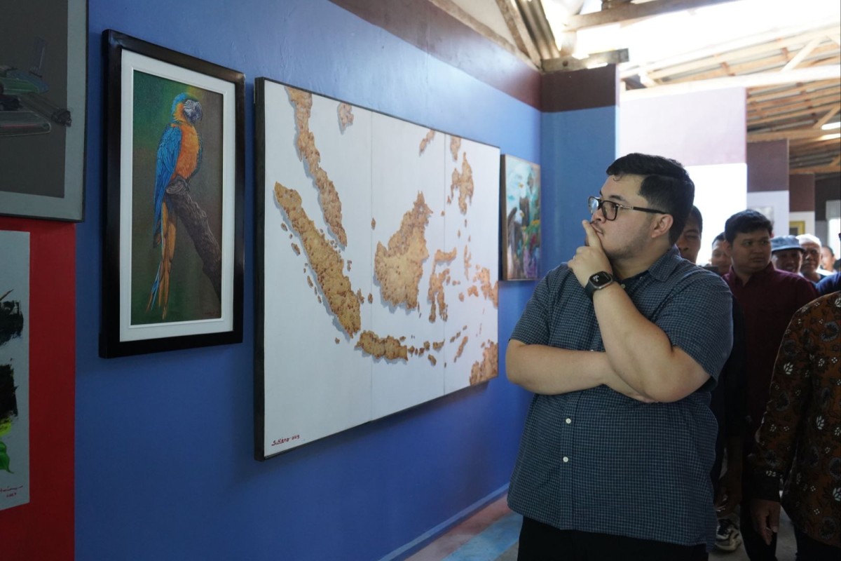 Mas Dhito saat berada di Kampung Lukis Ruslan Desa Wisata Dawung. (Foto: Humas Pemkab Kediri for jatimnow.com)