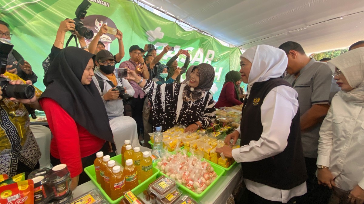 Khofifah saat melihat produk UMKM di Kediri. (Foto: Yanuar Dedy/jatimnow.com)