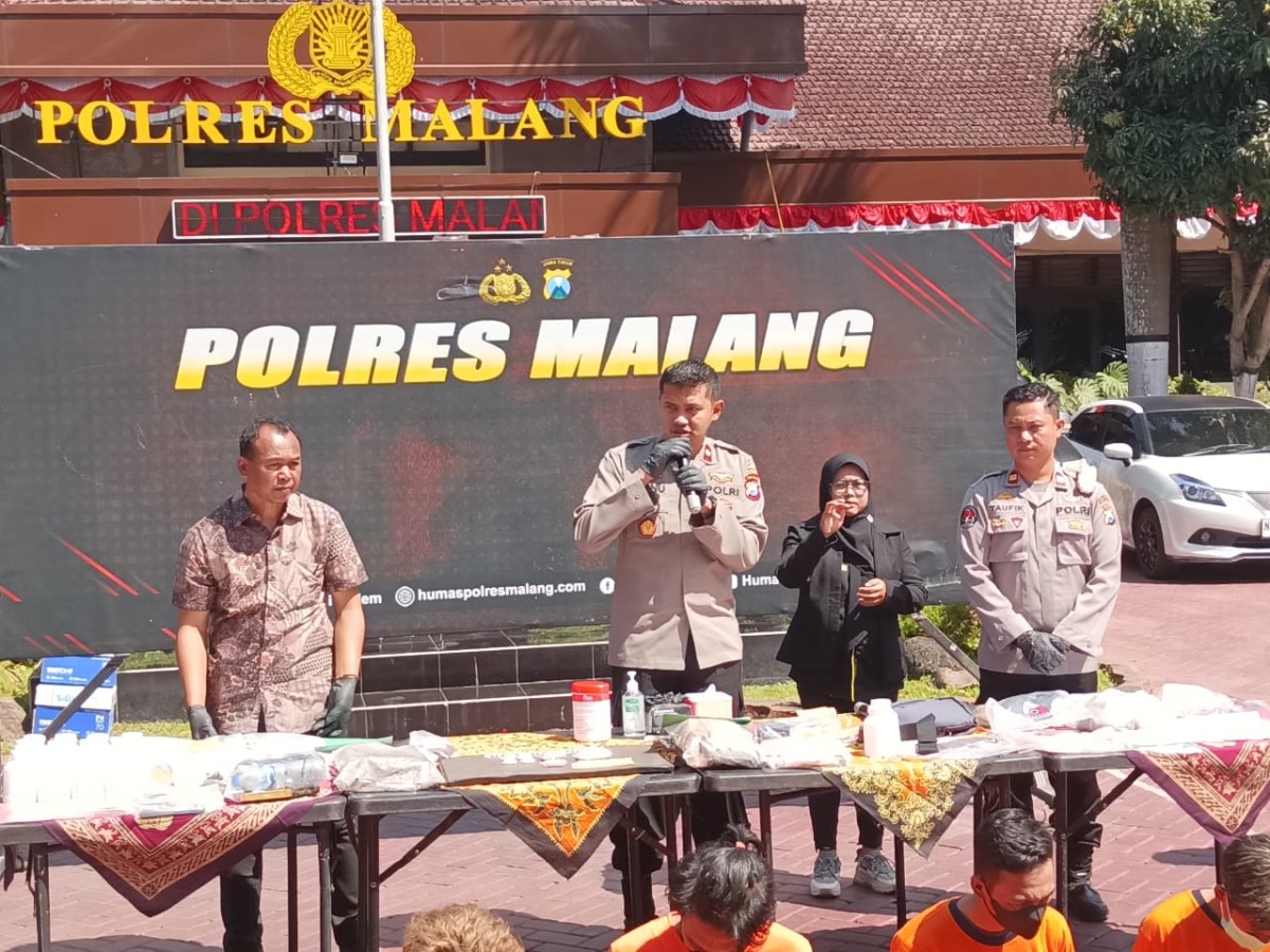Wakapolres Malang, Kompol Wisnu Setiyawan saat menyampaikan hasil penangkapan. (Foto: Achmad Titan/jatimnow.com)