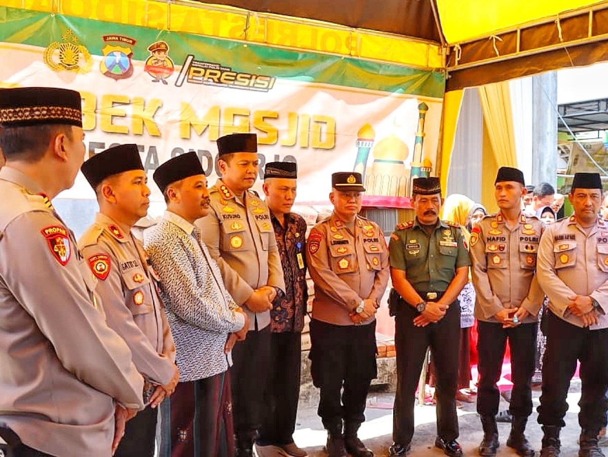Kapolresta Sidoarjo Kombespol Kusumo Wahyu Bintoro didampingi pejabat utama, kapolsek jajaran, Forkopimka Tarik dan tokoh masyarakat setempat usai menyerahkan langsung bantuan. (Humas Polresta Sidoarjo for Jatimnow.com.