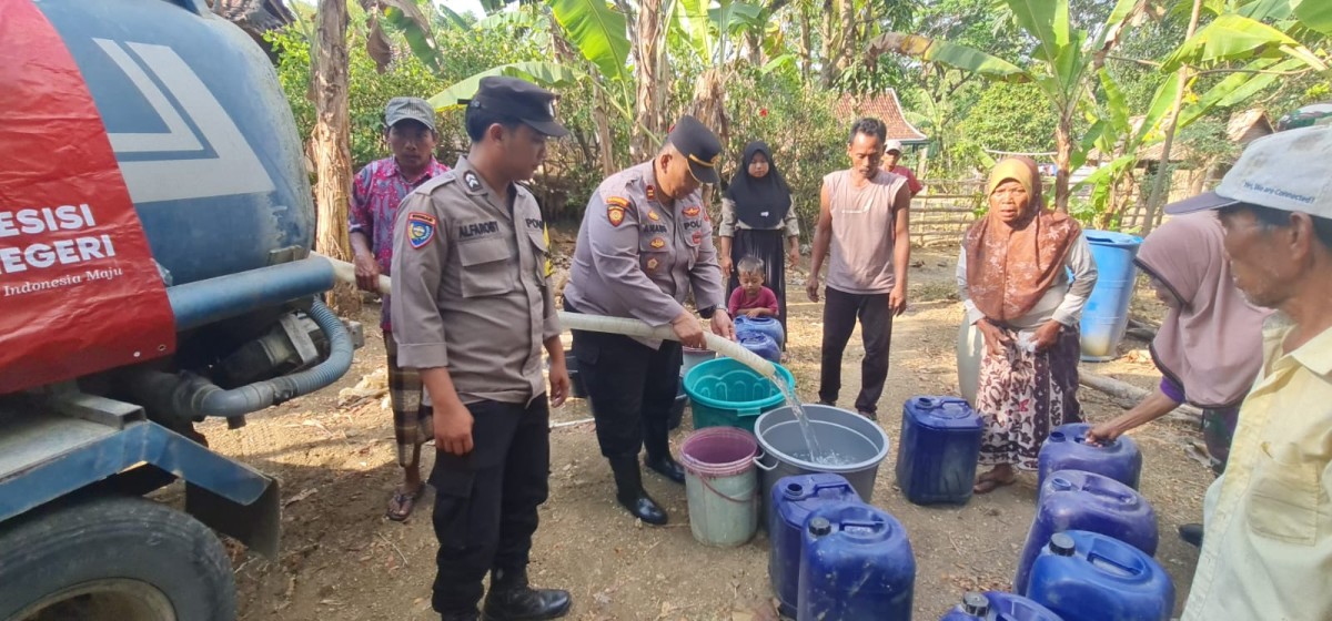 Polsek Klampis memberikan bantuan air bersih. (Foto: Fathor Rahman/jatimnow.com)
