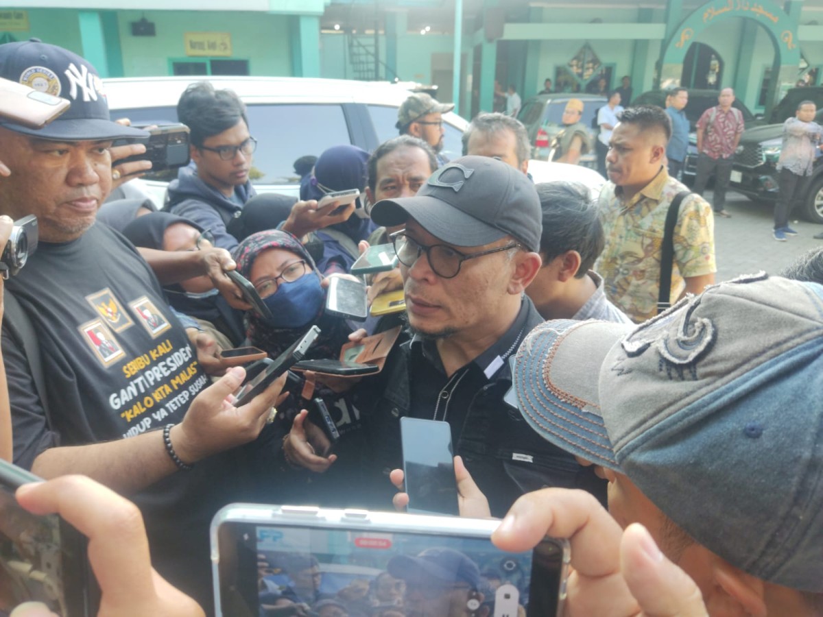 Wakil Ketua DPP PKB Hanif Dhakiri saat akan memasuki kantor DPW PKB Jatim (foto: Ni'am Kurniawan/jatimnow.com)