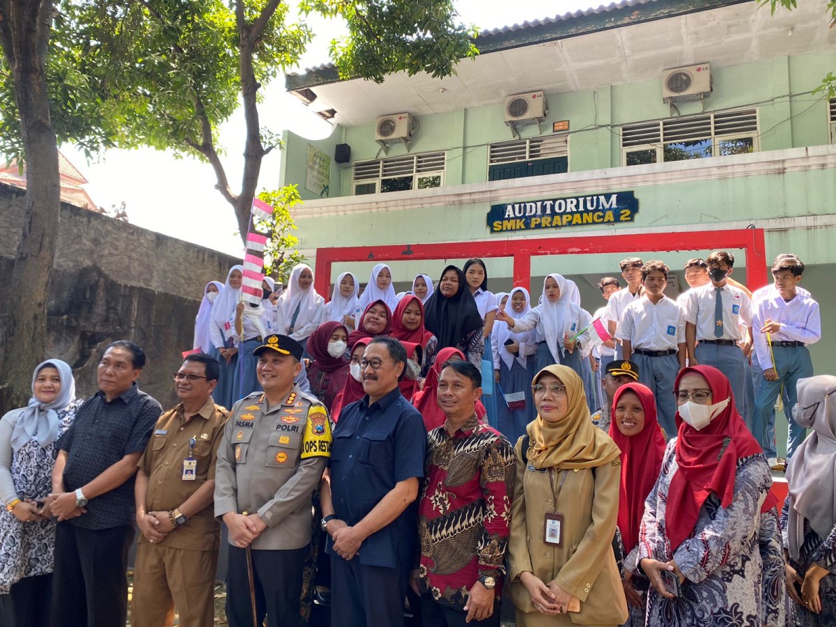 Kapolretabes Surabaya, para guru dan siswa di SMK Prapanca 2 Surabaya. (Foto: Lita for jatimnow).com