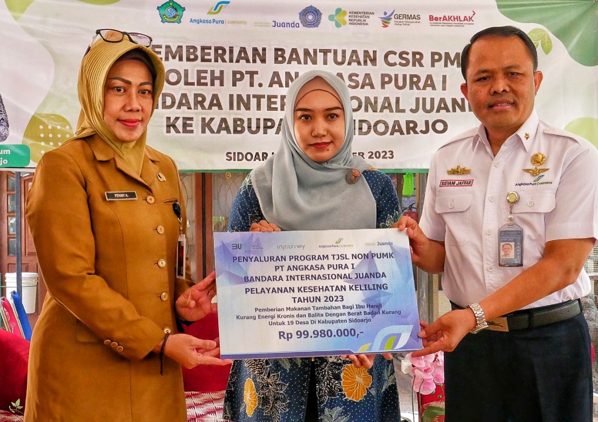 Ning Sasha saat menerima secara simbolis bantuan Corporate Social Responsibility (CSR) PMT (Pemberian Makanan Tambahan) dari PT. Angkasa Pura I. (Foto: Humas Kominfo Sidoarjo for jatimnow.com)