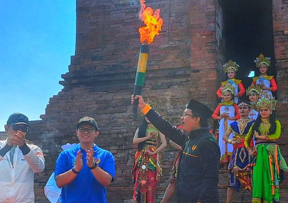 Prosesi kirab api abadi pelaksanaan Porprov VIII Jawa Timur. (Foto: Bobby for Jatimnow.com).