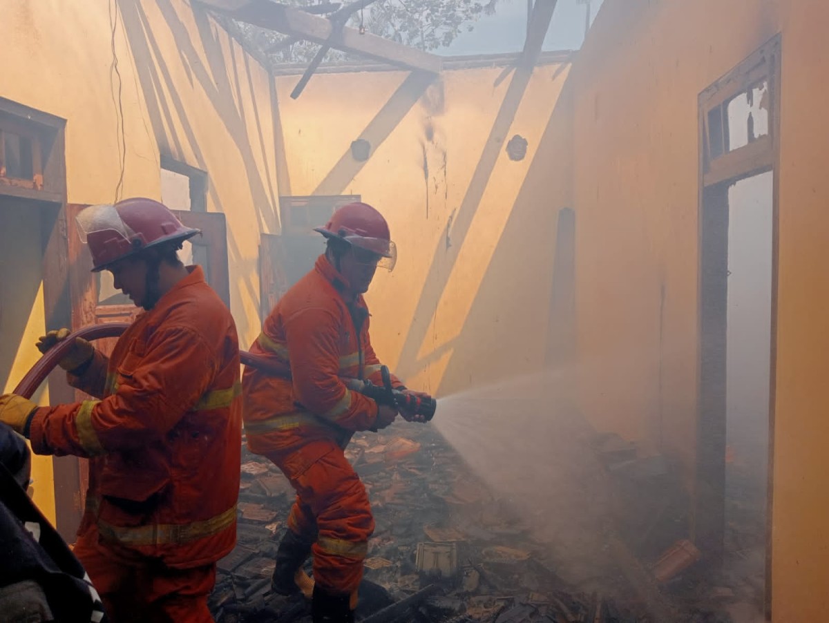 Petugas Damkar saat berusaha memadamkan kobaran api. (Foto: Dok Damkar Trenggalek for jatimnow.com)